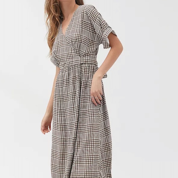 UO Gabrielle Linen Midi Wrap Dress - Picture 2 of 11